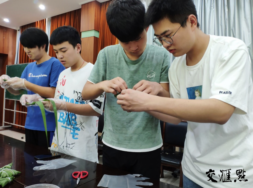 志愿者们一起合作包粽子 志愿者们一起合作包粽子