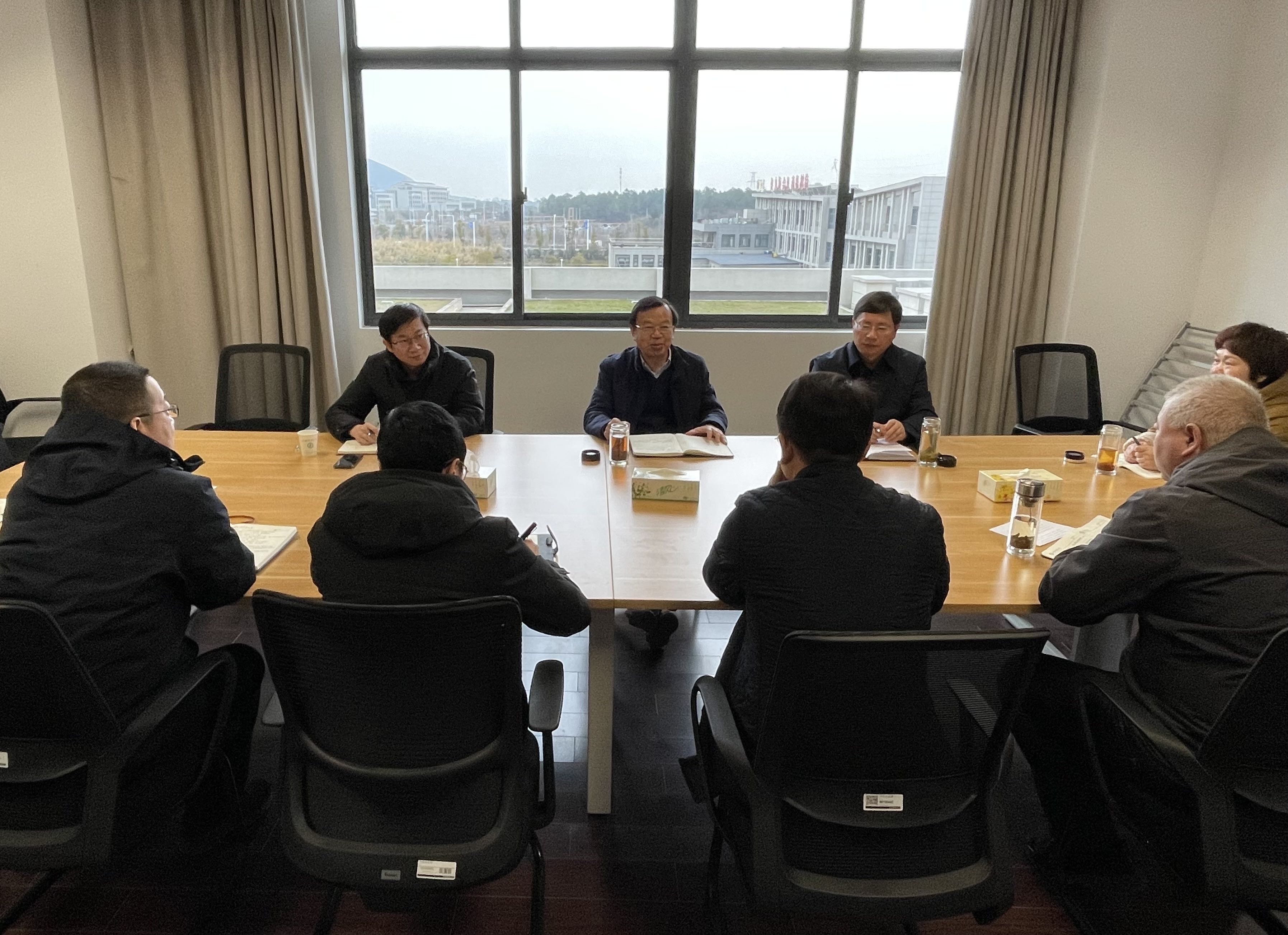 1677076436635565.jpg 周校长调研国资处工作3.jpg