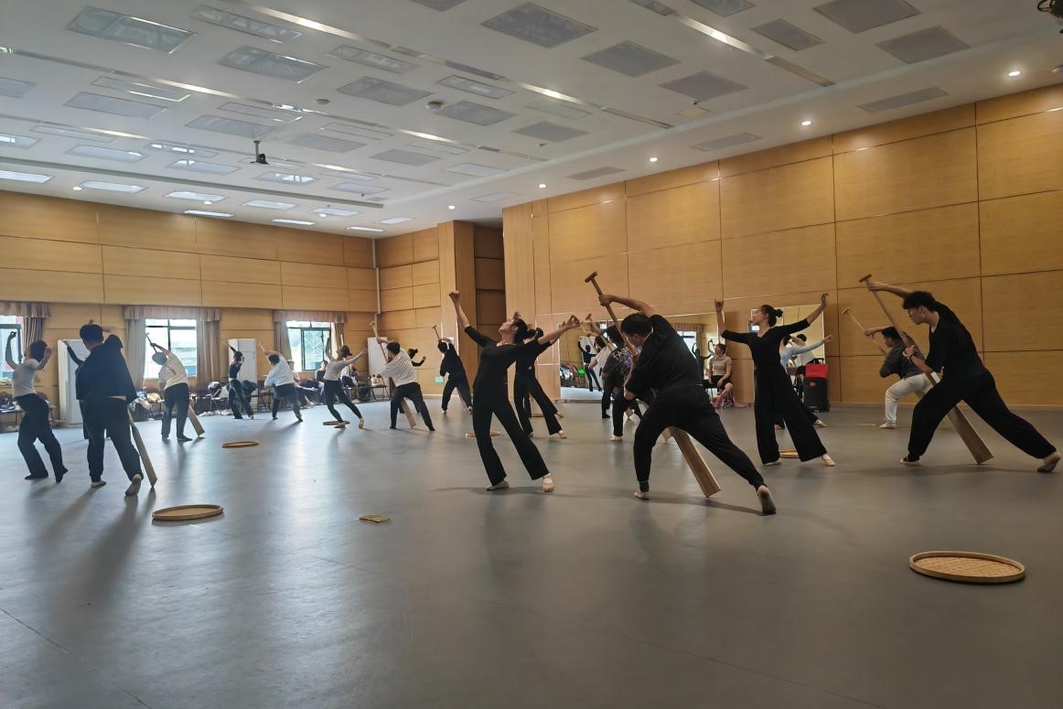 1696595276783675.jpg 表演4.jpg