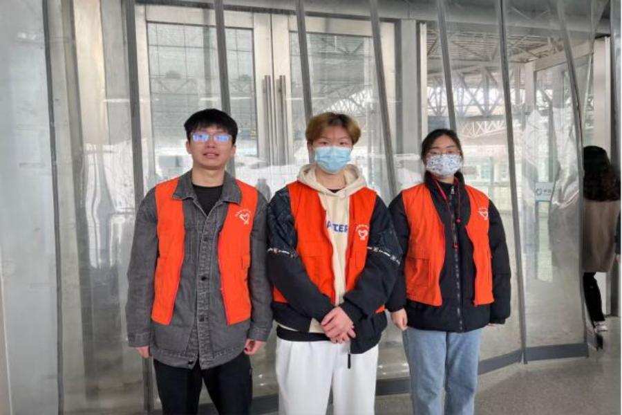 1679895646671479.jpg 图为米兰网页版页面登录自动化学院思源服务社高铁志愿服务二队于镇江站合照 王皓 摄.jpg