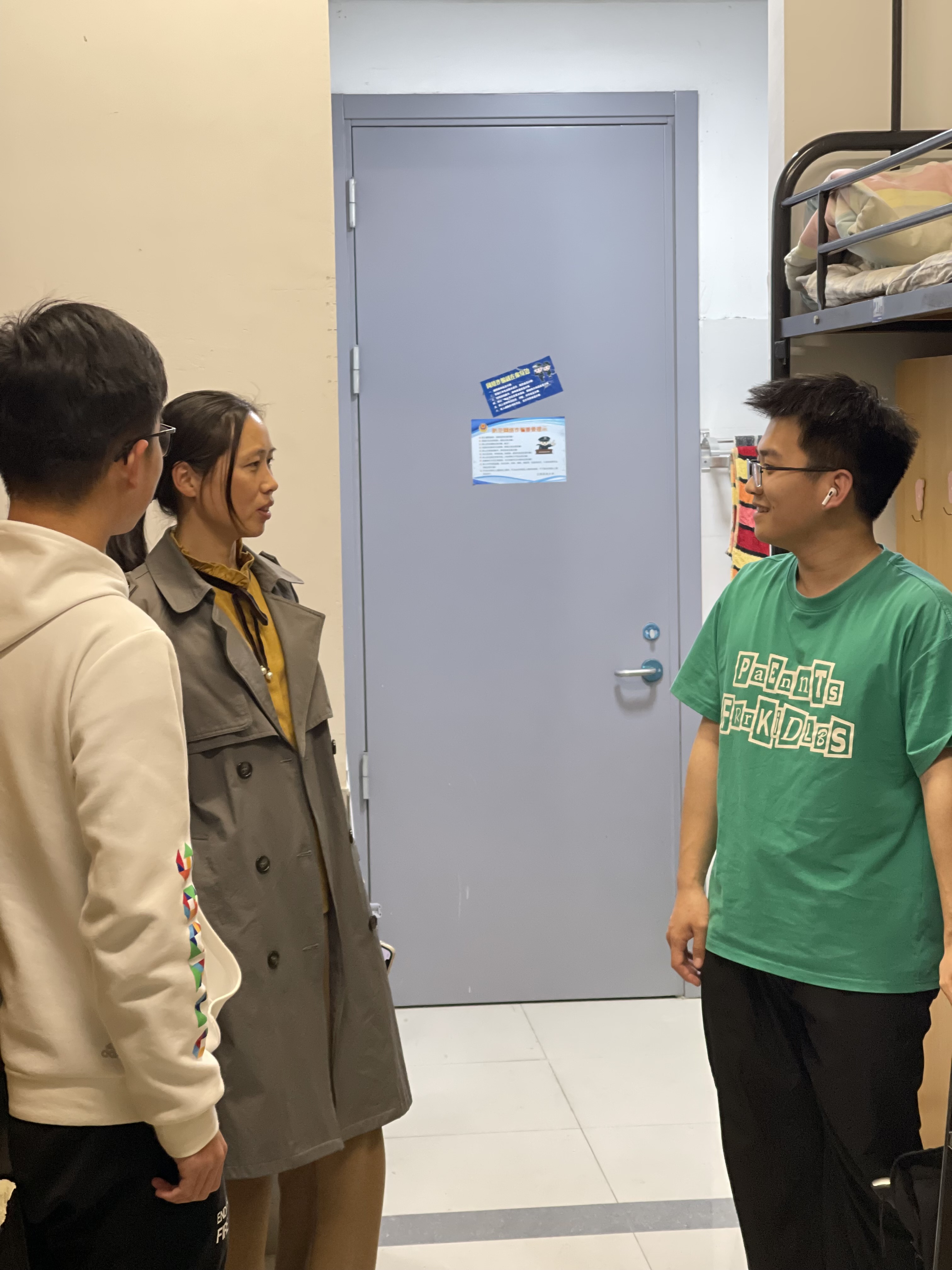 05.辅导员深入学生宿舍调研.JPG